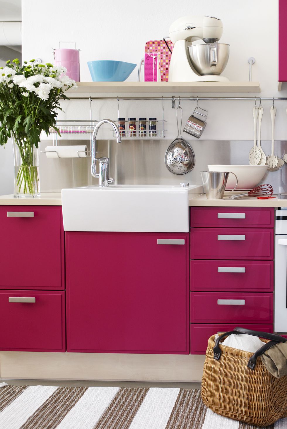 Fronter malet lyserøde i køkkenet