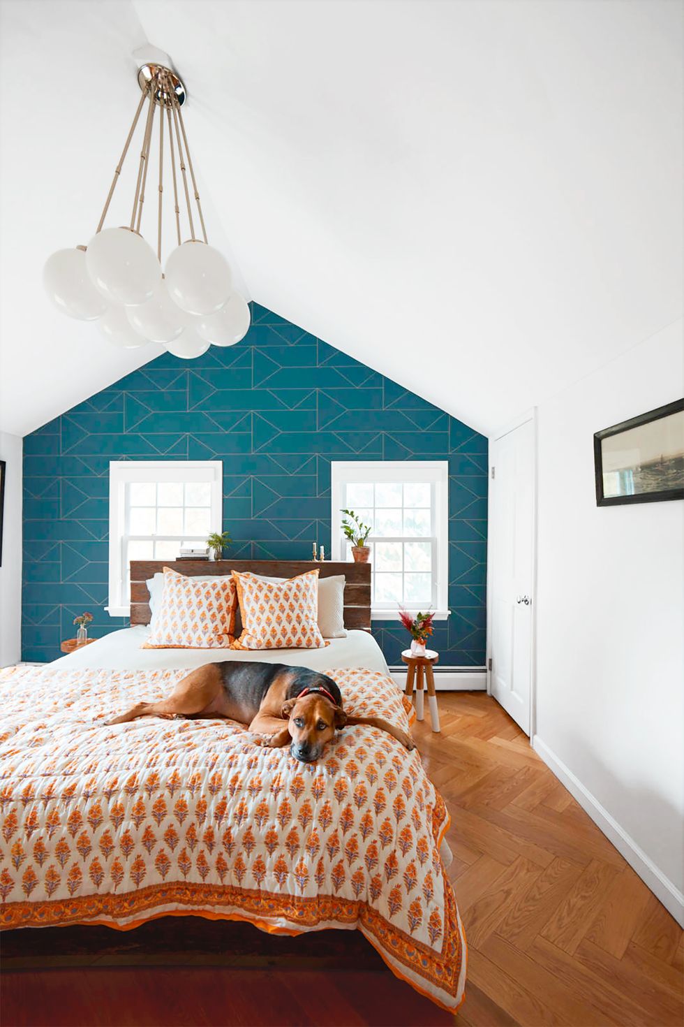Blåmønstret kontrastvæg i soveværelset